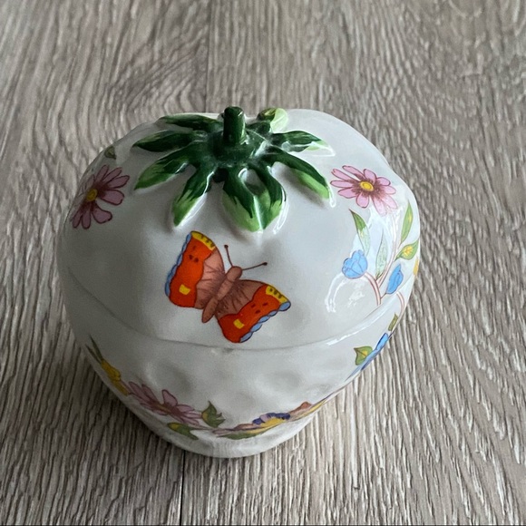 Vintage
Prestige MCML XXX Strawberry Shaped Floral Design Trinket /Jewelry Box - Picture 1 of 12